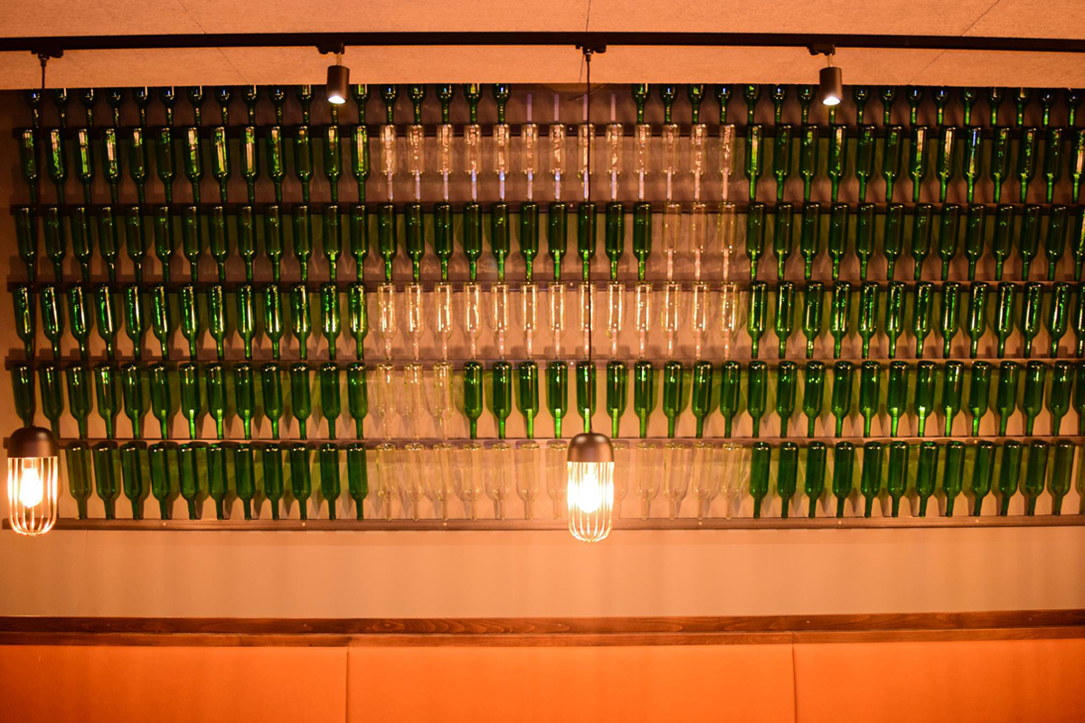 Coole Idee vom Innenarchitekt: Unsere Flaschenwand.